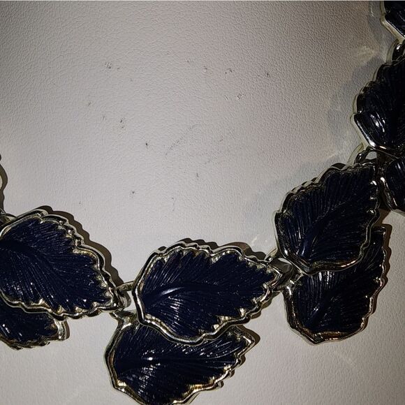 Elegant Black Leaf Necklace No Makers Mark 17" - Picture 5 of 7